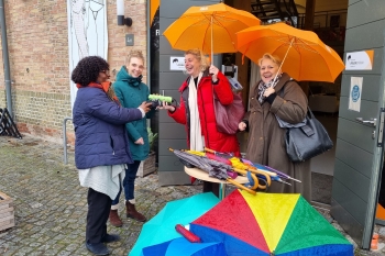 Vizepräsidentin Gerda Ruiter und Kora Gouré Bi übergeben Regenschirme <br>Zonta Club Potsdam  I  © Vicky Pulvermacher
